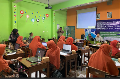 Guru MI Al Islam Kartasura Antusias Ikuti Pelatihan Media Pembelajaran Berbasis AI bersama Prodi Sains Data UIN Raden Mas Said